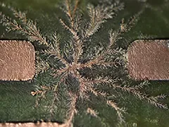 涂层底下的树枝状结晶是谁的锅?电化学迁移:离子、湿气、偏压三缺一不可,涂了漆也可能中招