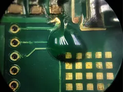 同样的漆，为什么在有的板子上粘得牢、有的板子一抠就掉？表面能和润湿角才是幕后黑手